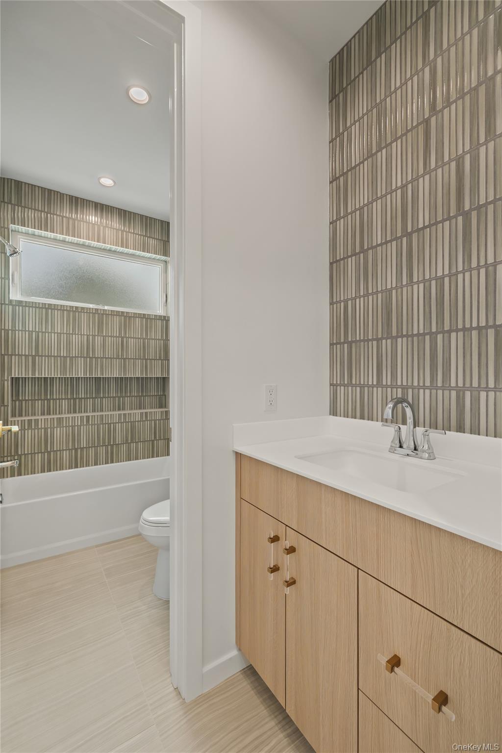 48 Noyes Avenue, Unit 201 photo 33