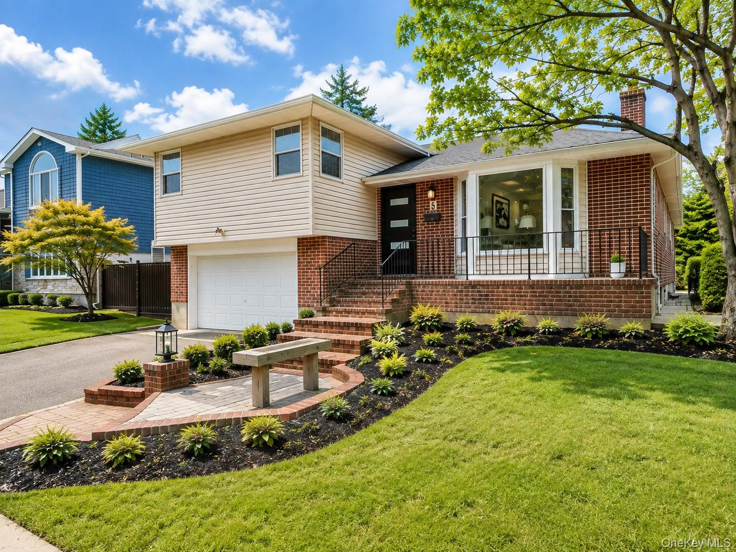 5 Warren Pl Plainview – For Sale