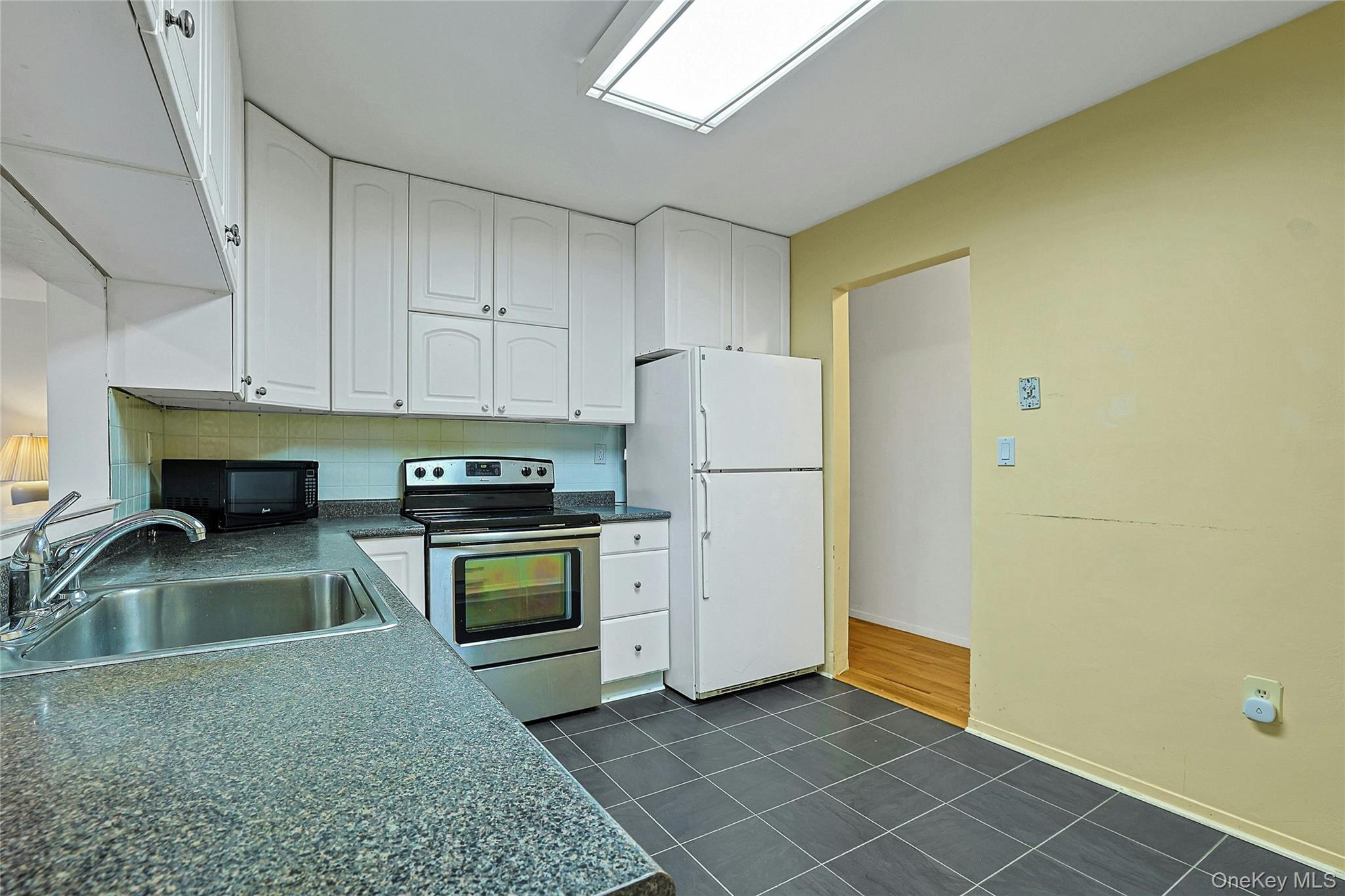 688 Sierra Vista Lane – For Sale photo 3