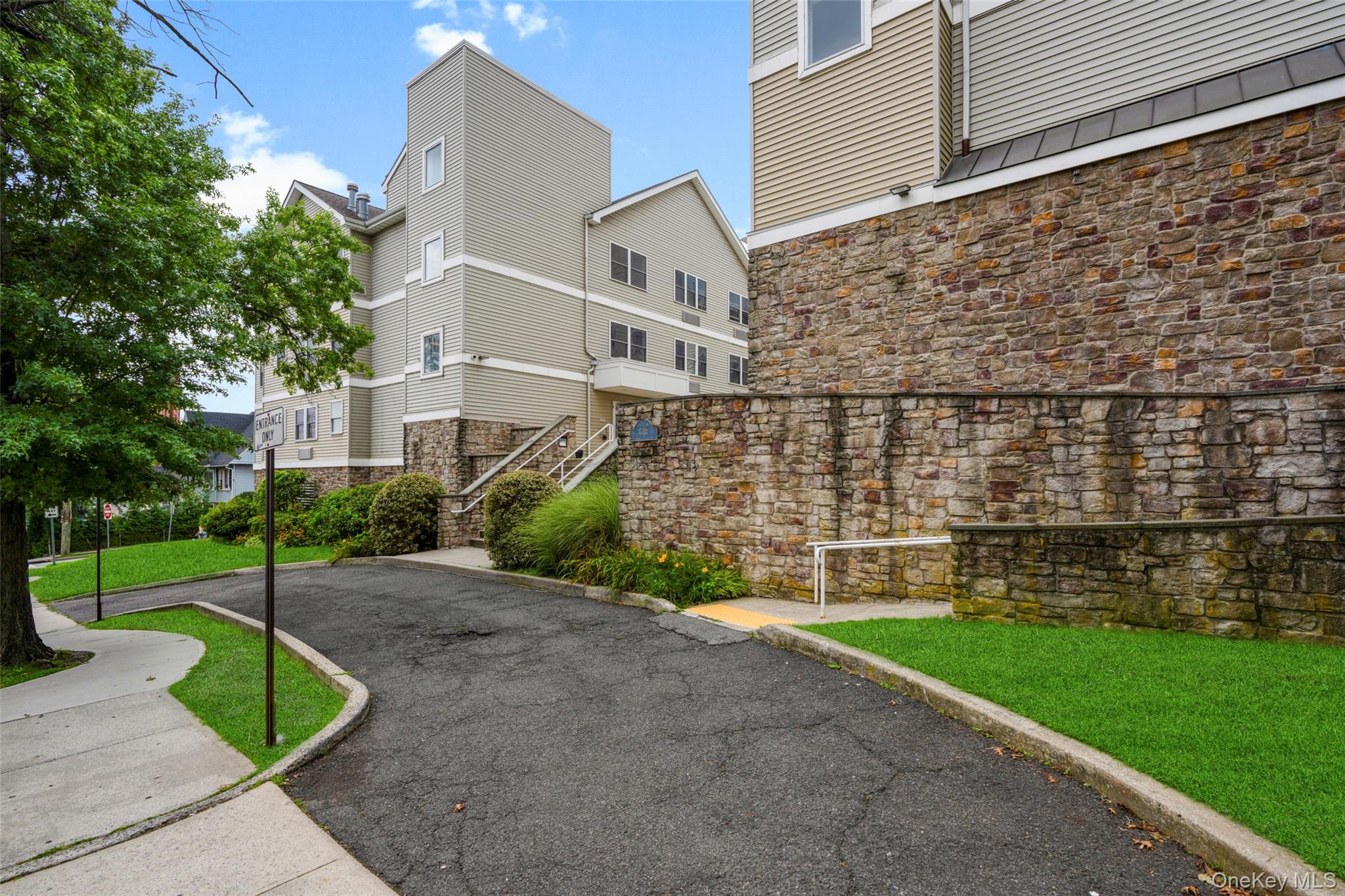342 Westchester Avenue, Unit 25E photo 2