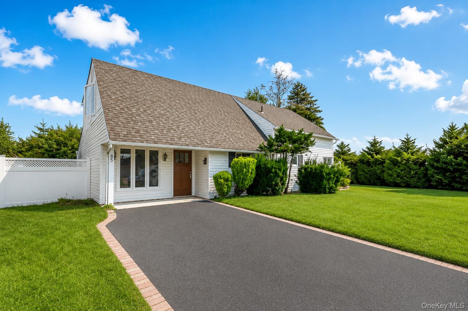 85 Twin Lane N – For Sale