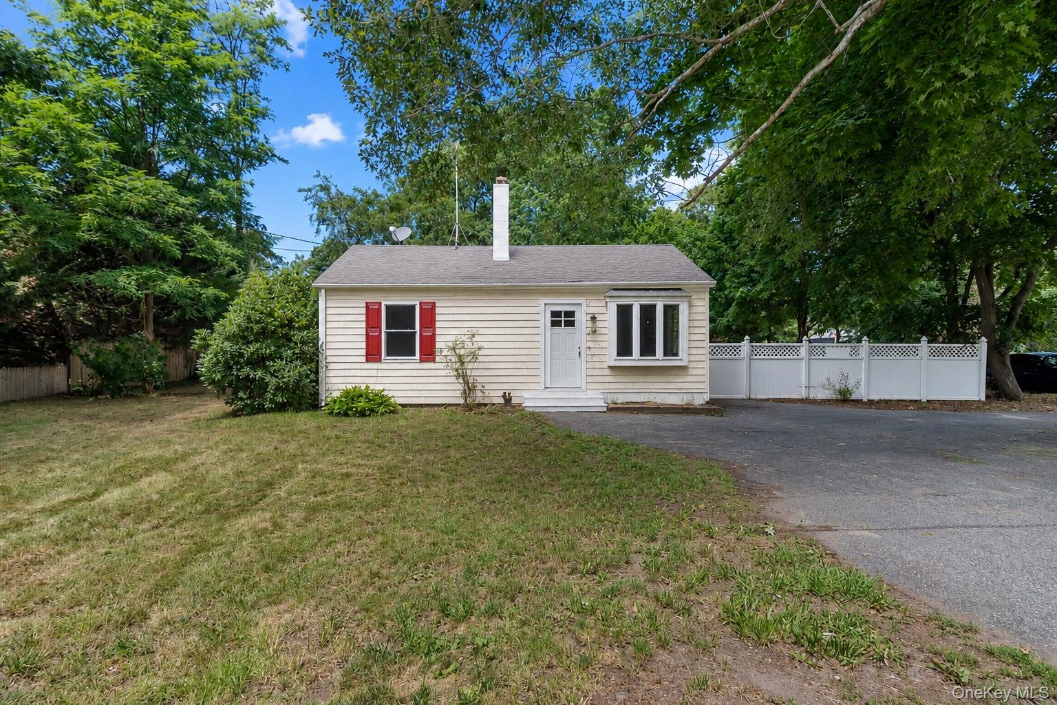 685 Horseblock Road – For Sale photo 2