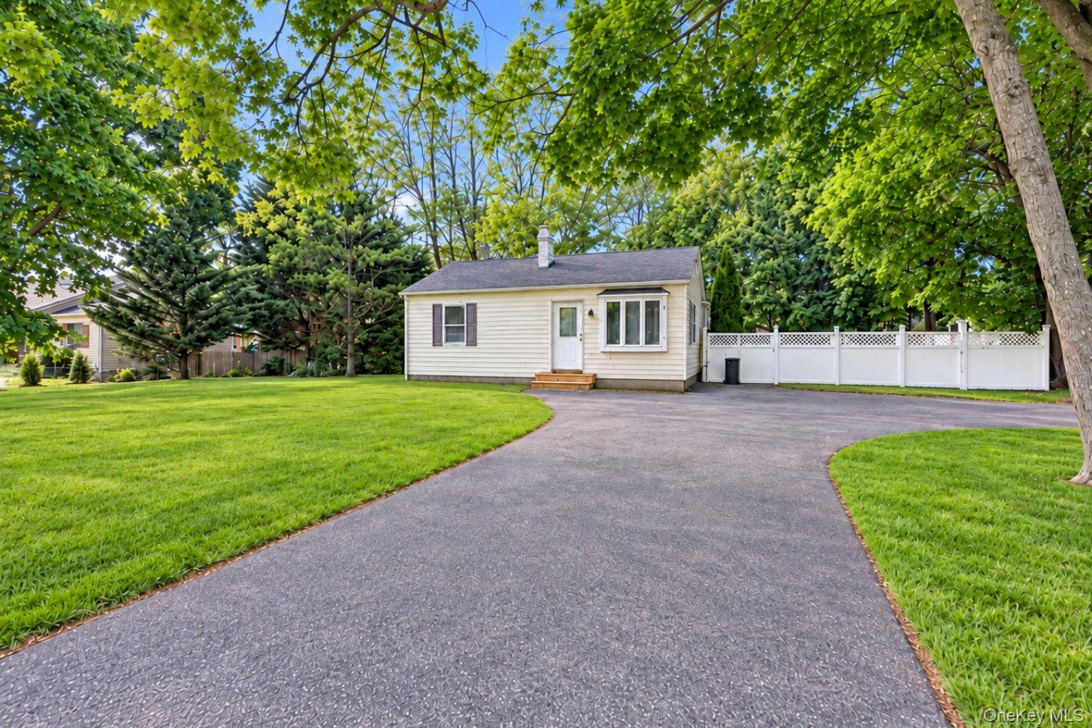 685 Horseblock Road – For Sale photo 3