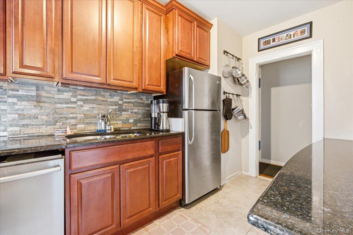68-12 Burns Street, Unit B2 photo 18