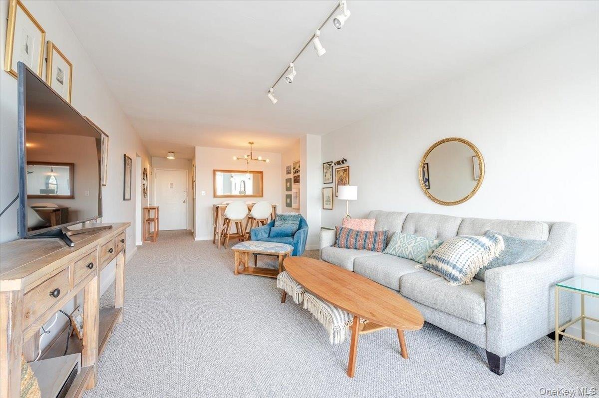 1 E Broadway Ave, Unit 6Q photo 17