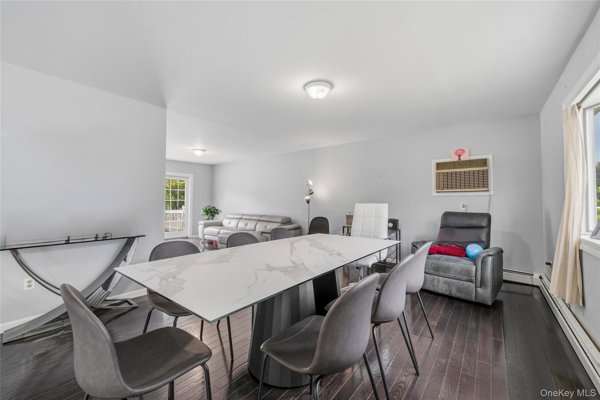 35 Newbury – For Sale photo 4
