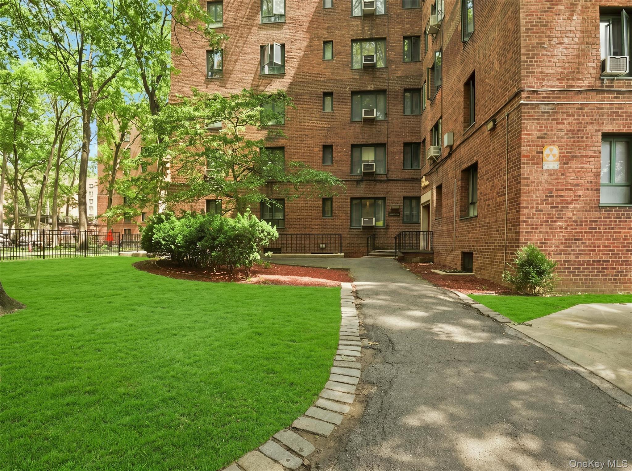 2049 Mcgraw Avenue, Unit 4F photo 2