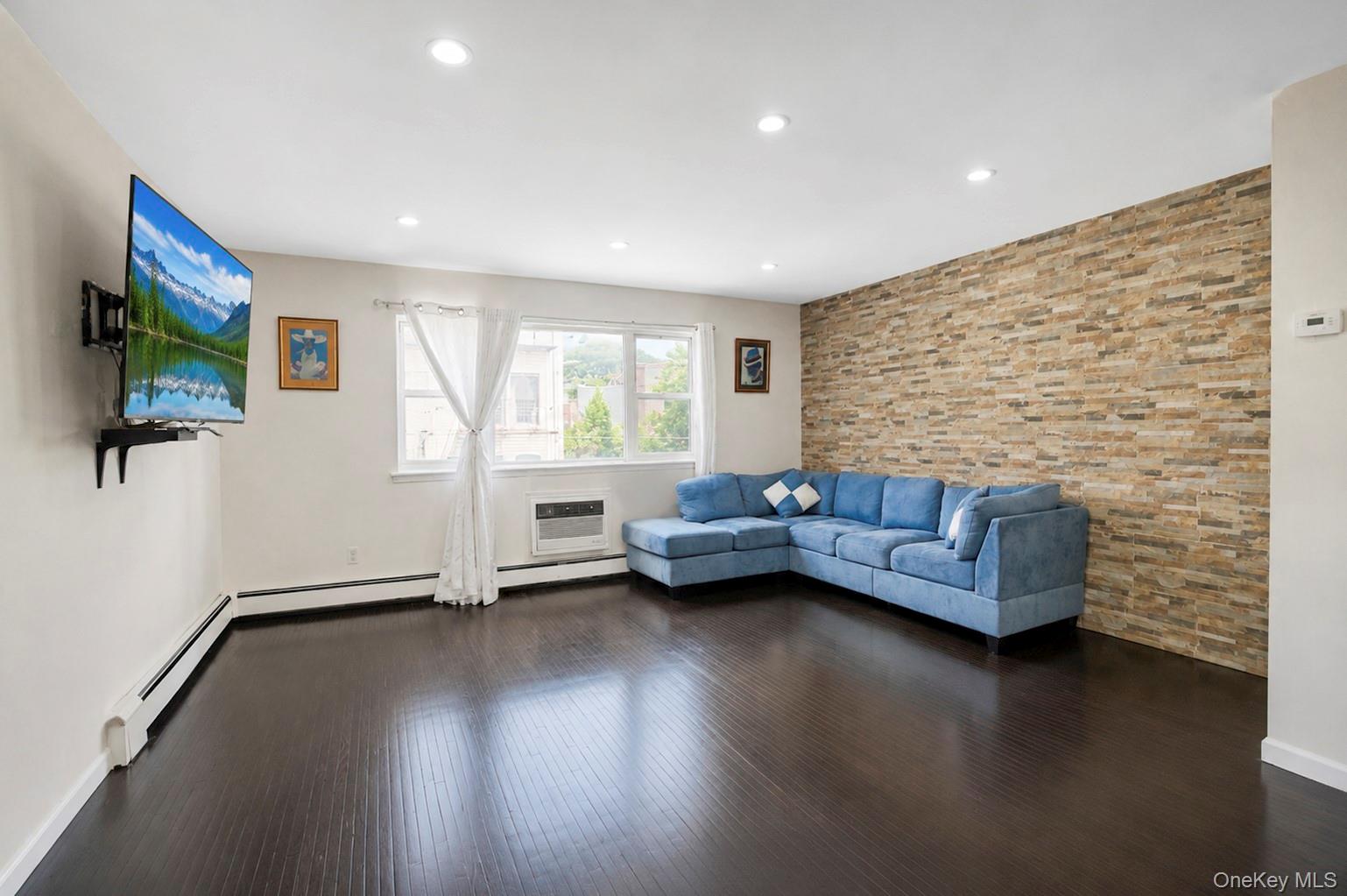 709 Ashford Street – For Sale photo 4
