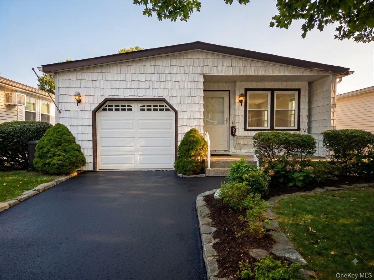 162 Village Circle W – For Sale
