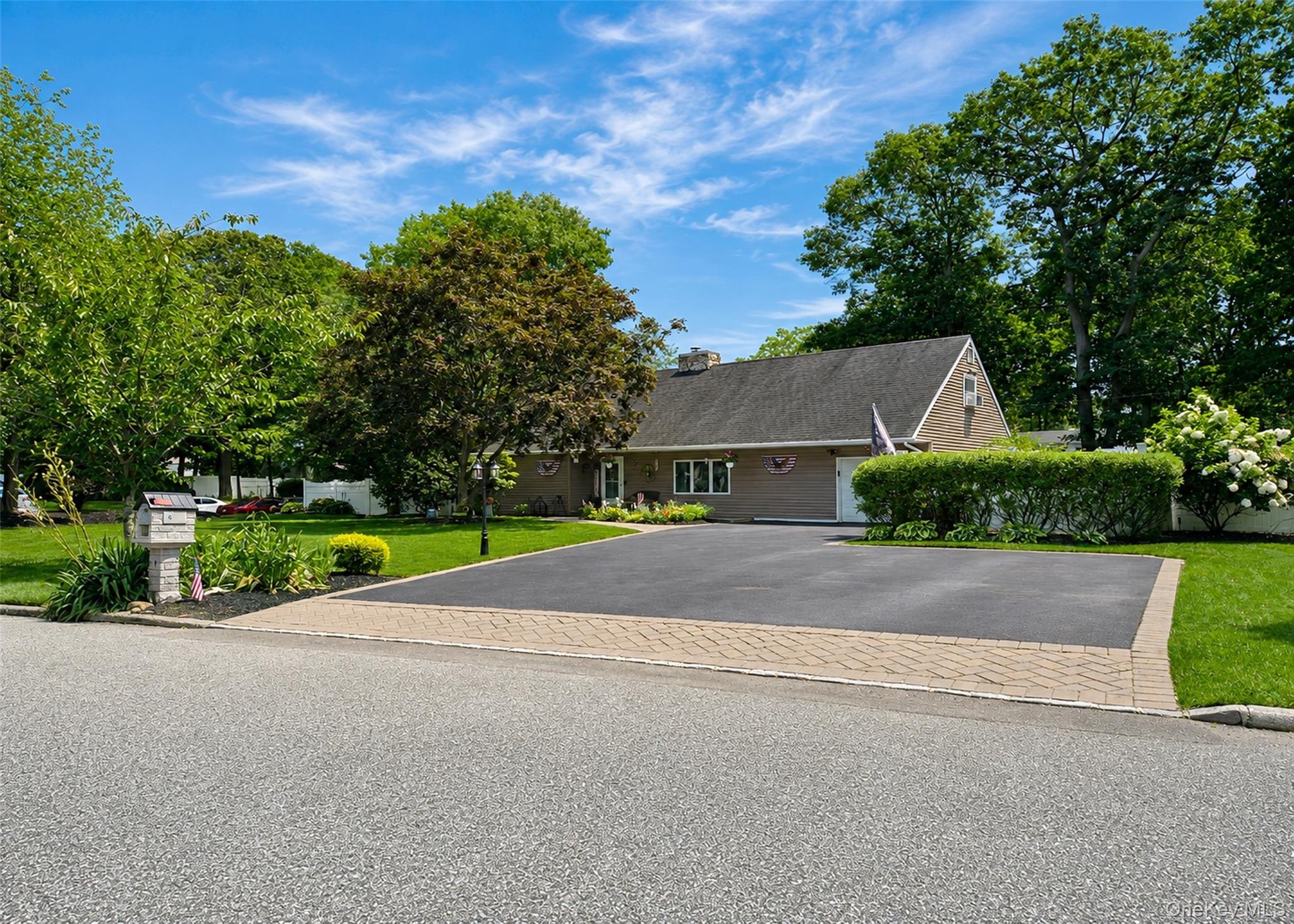 4 Halfcircle Drive – For Sale photo 2