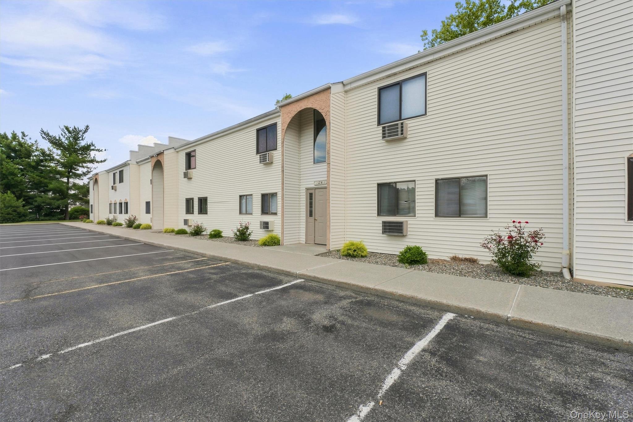 21 Scarborough Lane, Unit B photo 5