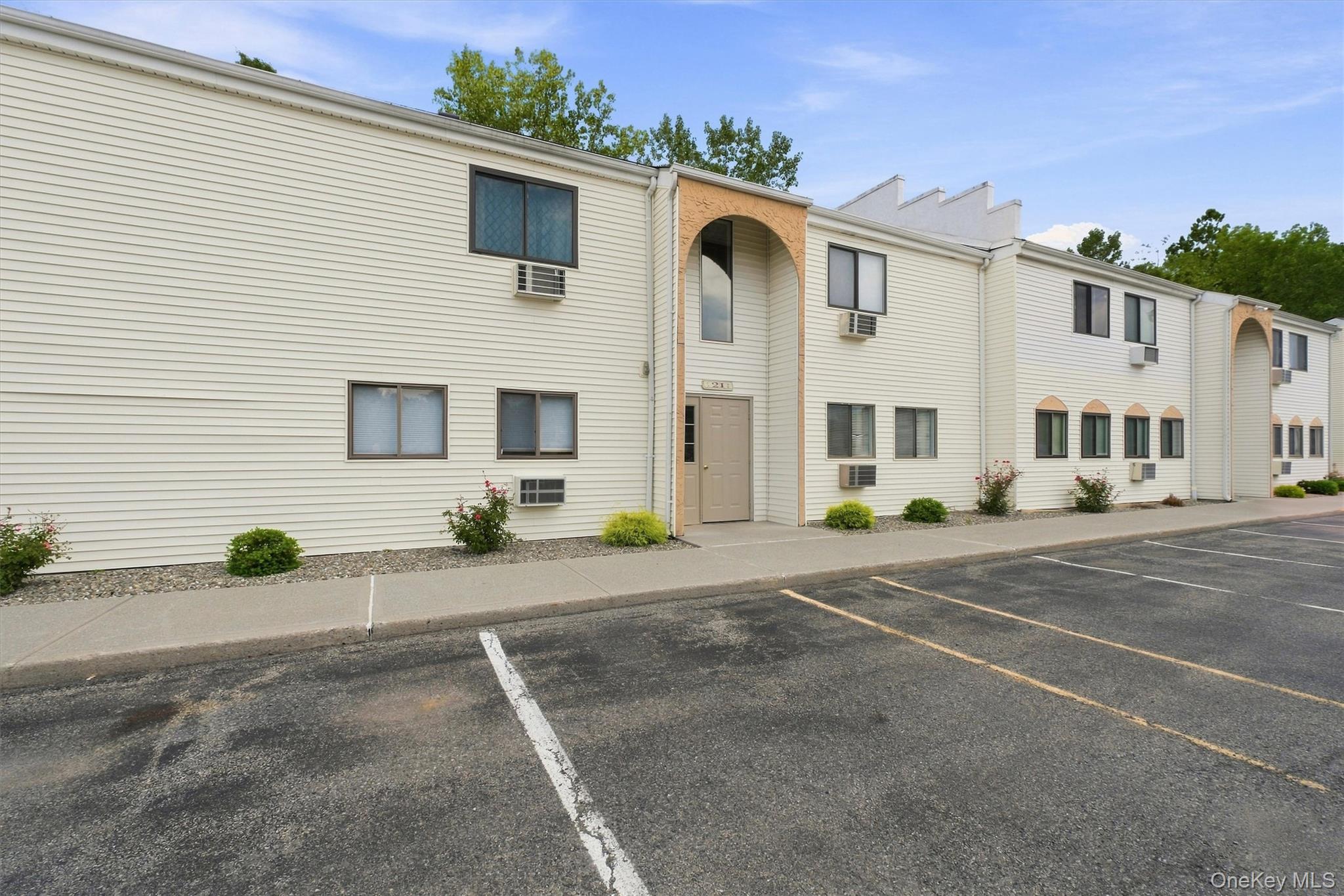 21 Scarborough Lane, Unit B photo 4