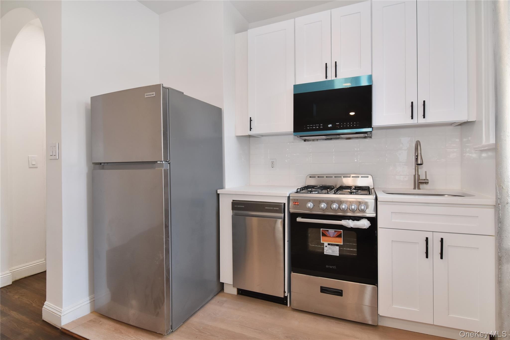 590 E 3rd Street, Unit 1M photo 8