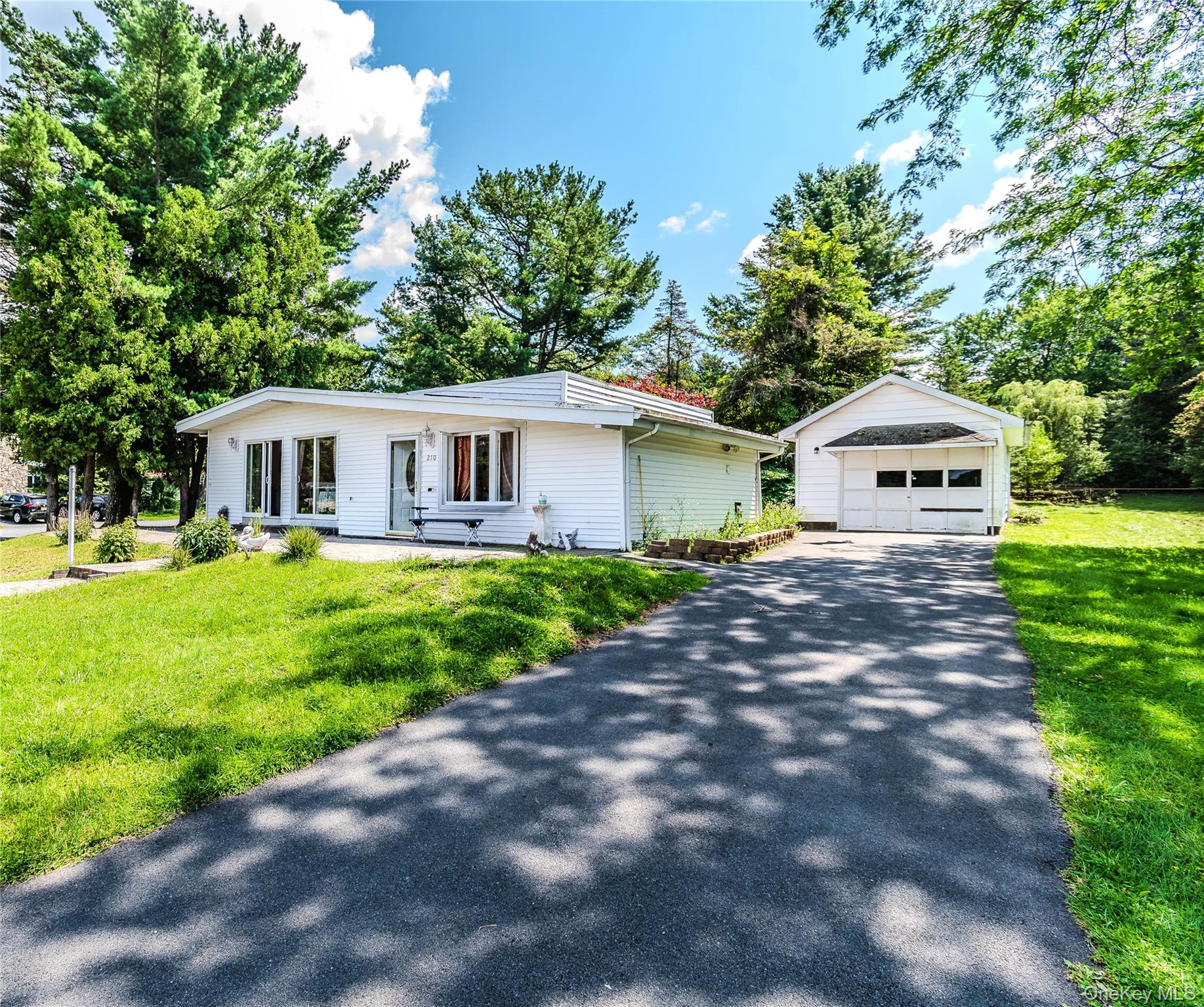 210 Lake Shore Drive E – For Sale photo 3