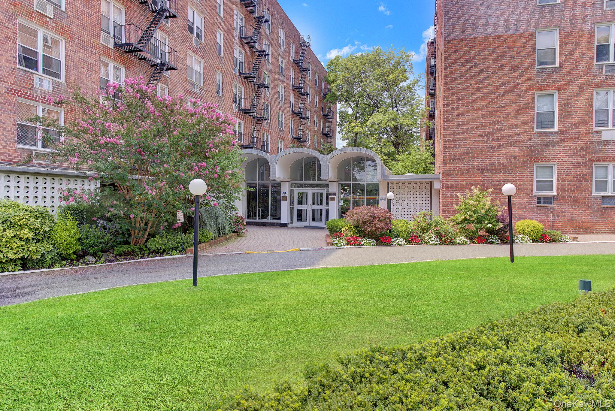 54-40 Little Neck Parkway, Unit 6G photo 2