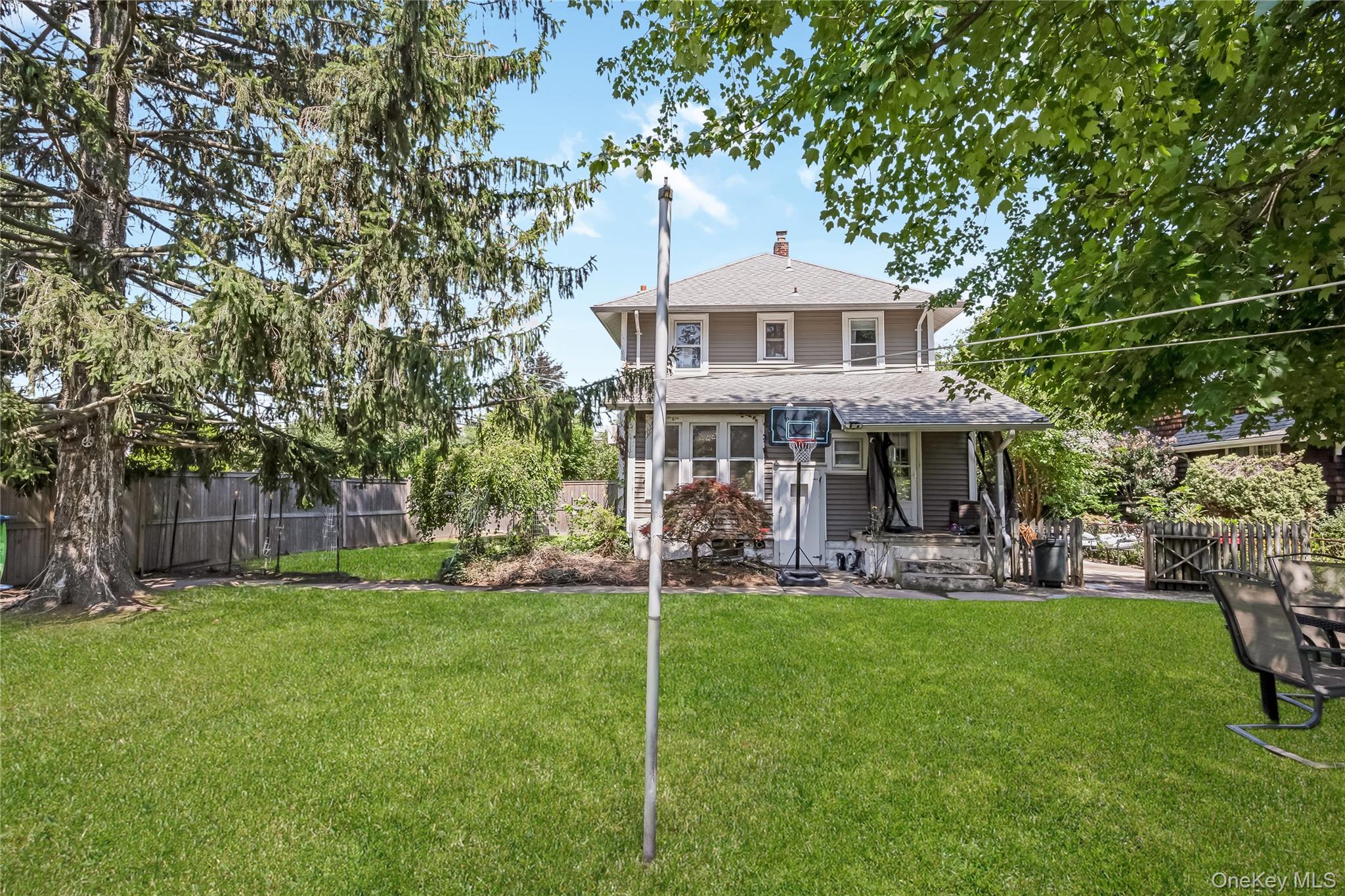 958 Thomas Avenue – For Sale photo 2