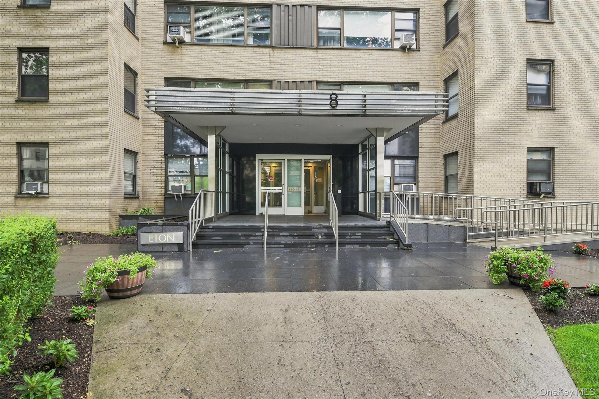 8 Fordham Hill Oval, Unit 16D photo 15