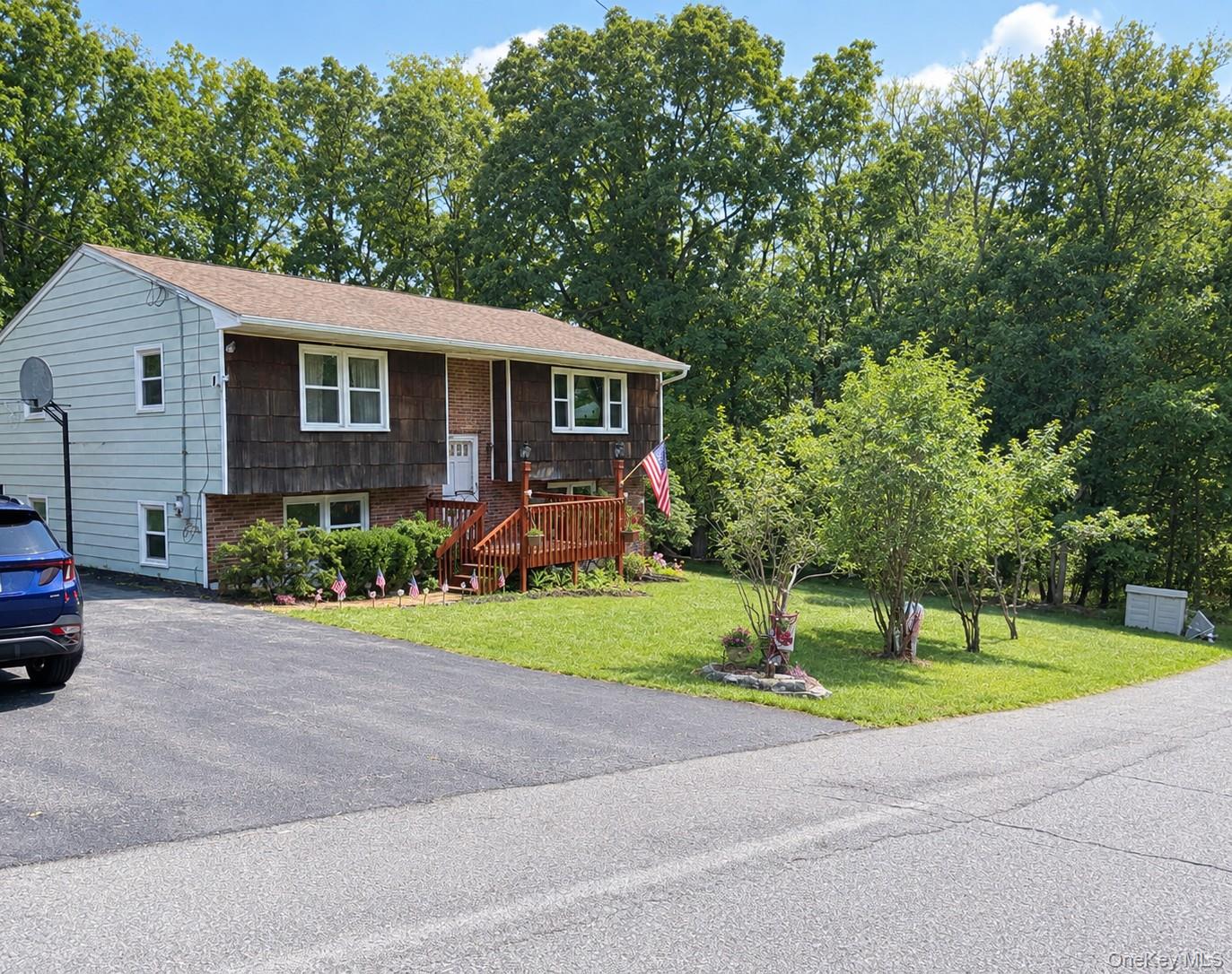 1 Walnut Trail W – For Sale