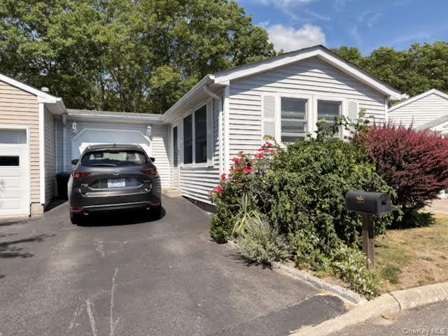 205 Village Circle W – For Sale
