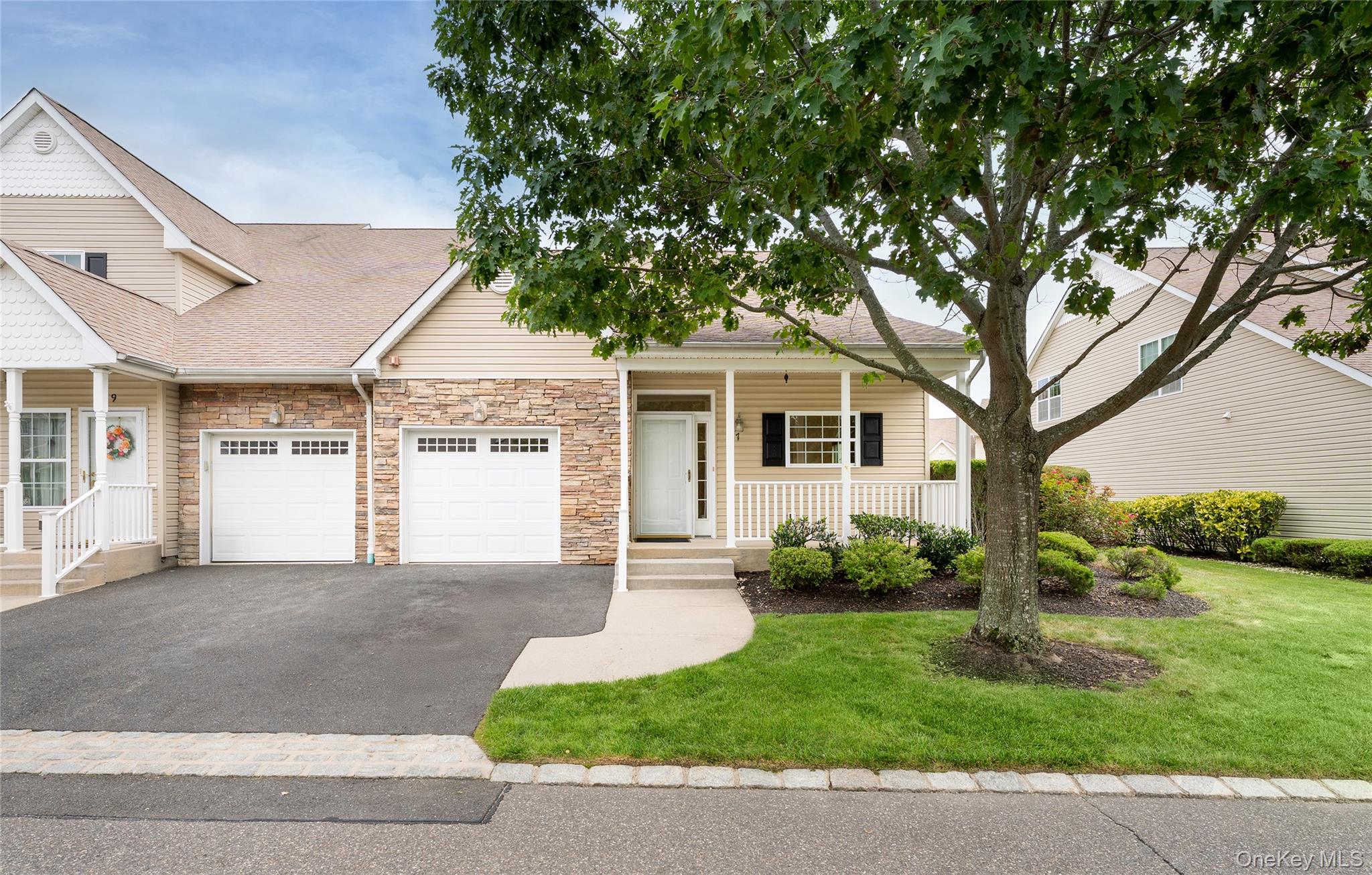 7 Pond Circle – For Sale photo 2