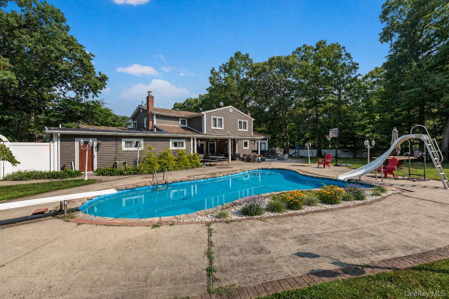 1 Whispering Court – For Sale photo 2
