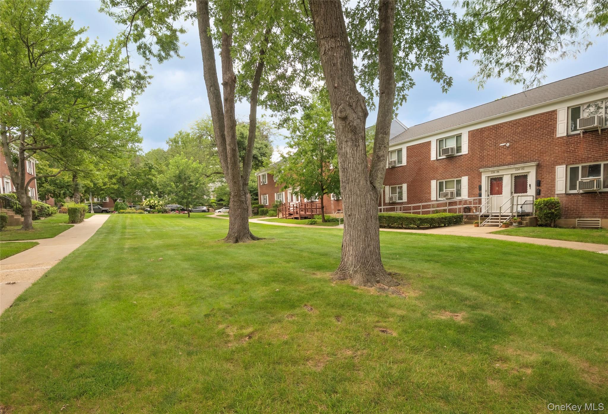 225-24 Manor Road, Unit 814 photo 16