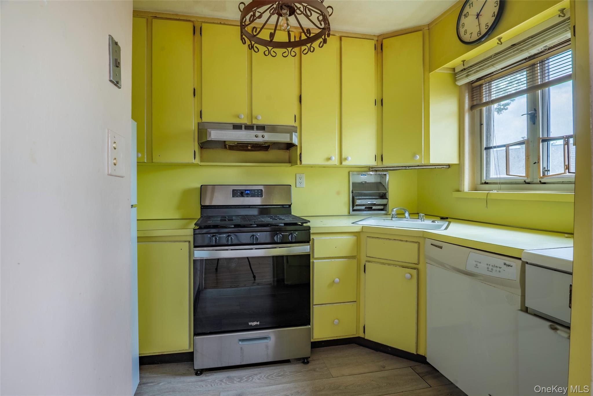 225-24 Manor Road, Unit 814 photo 7