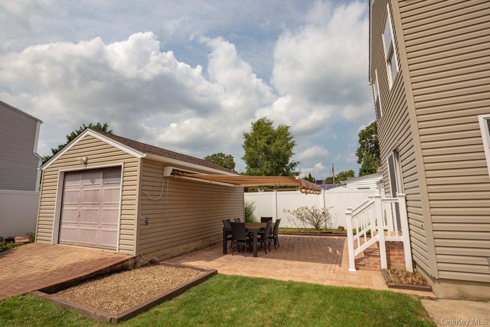 305 S Strong Avenue – For Sale photo 6