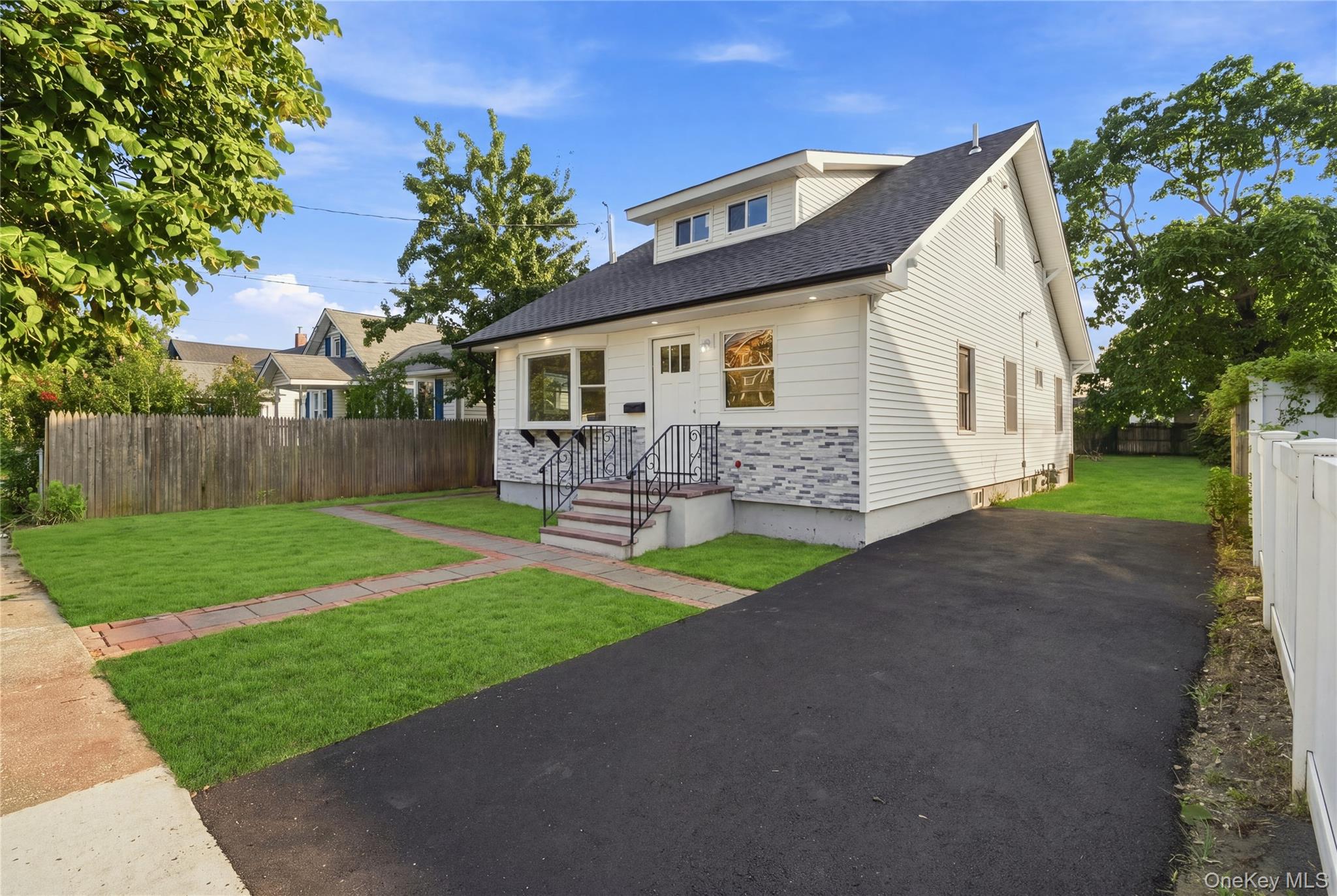 16 West Drive – For Sale photo 3