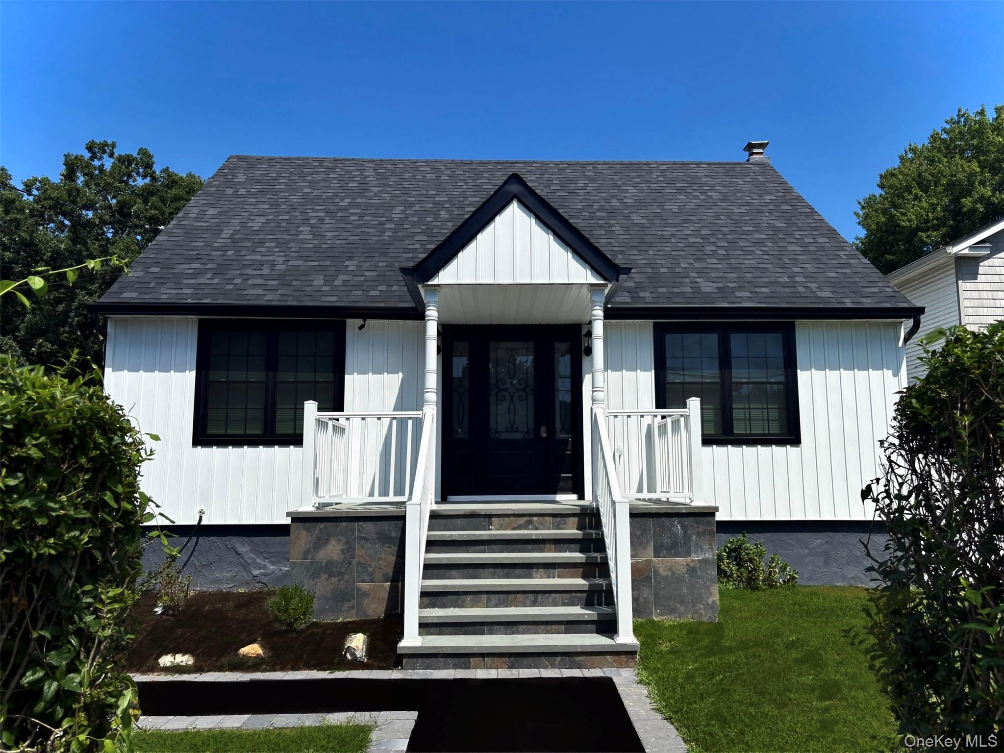 7 E Lakeland Street – For Sale