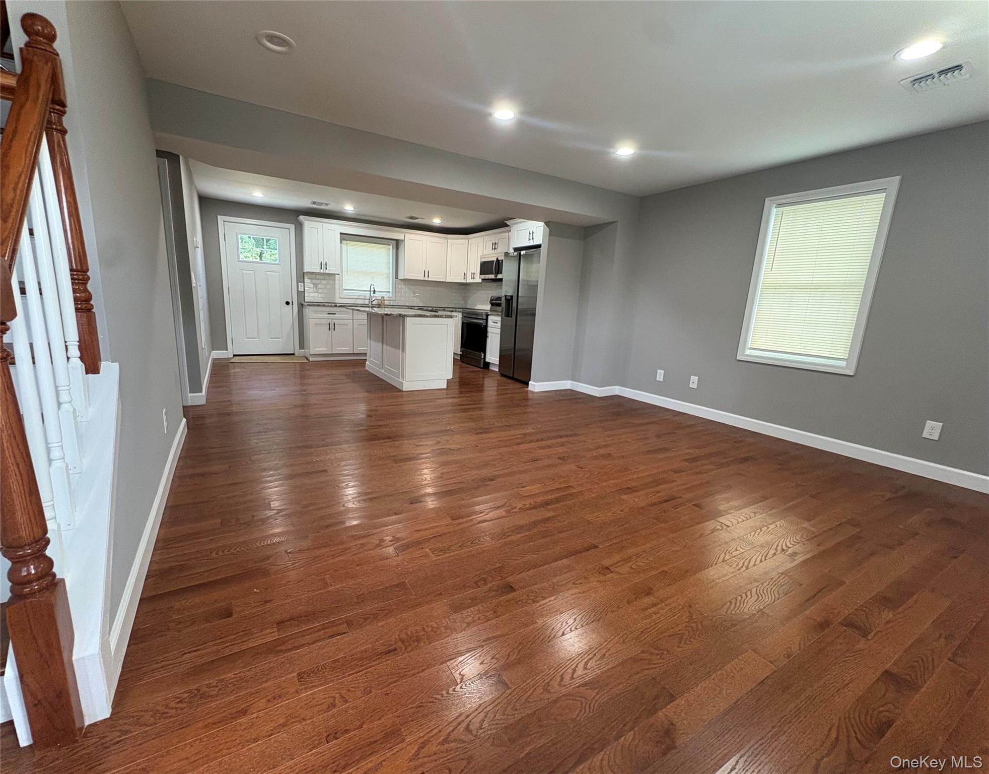 7 E Lakeland Street – For Sale photo 14