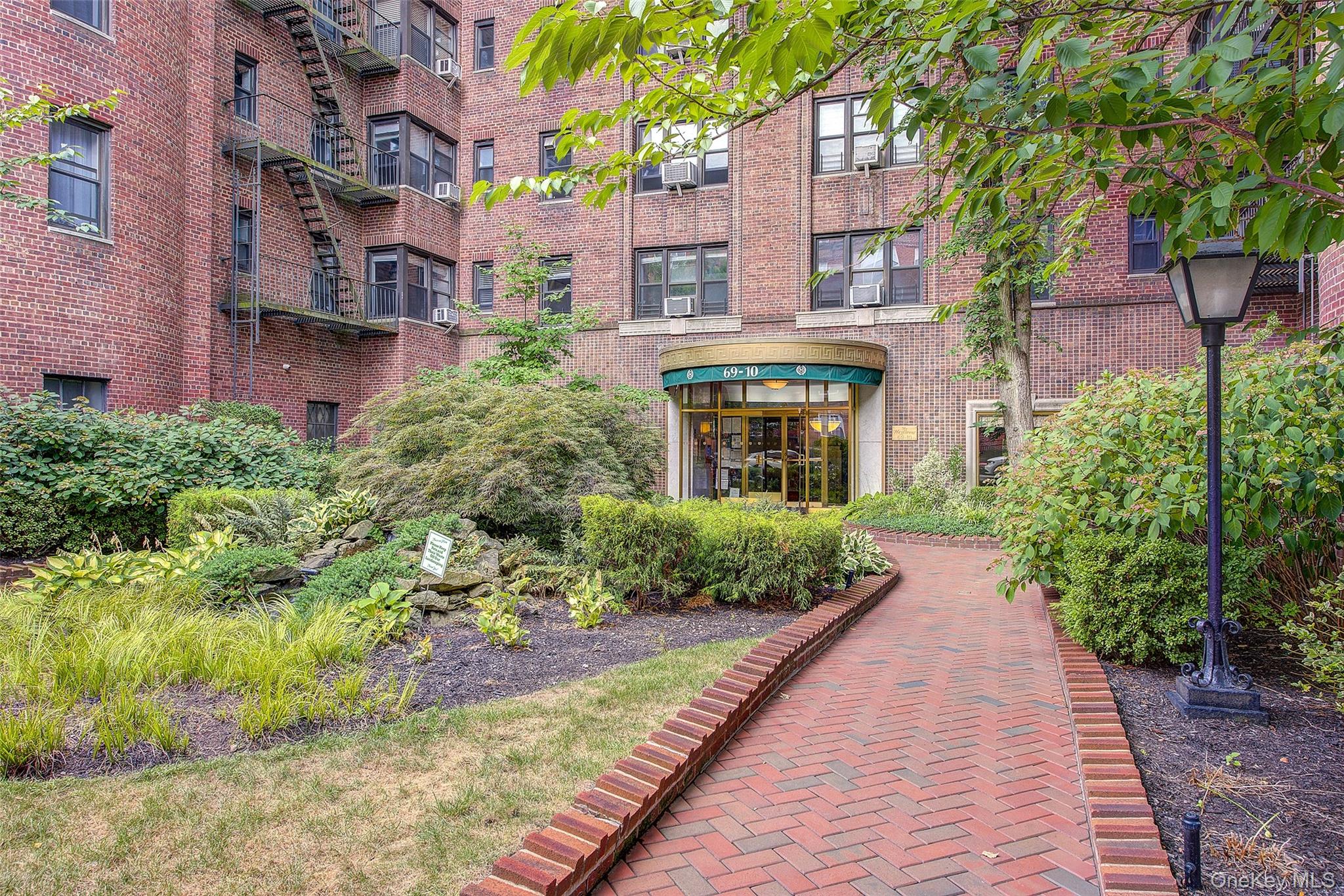 69-10 Yellowstone Boulevard, Unit 207 photo 4