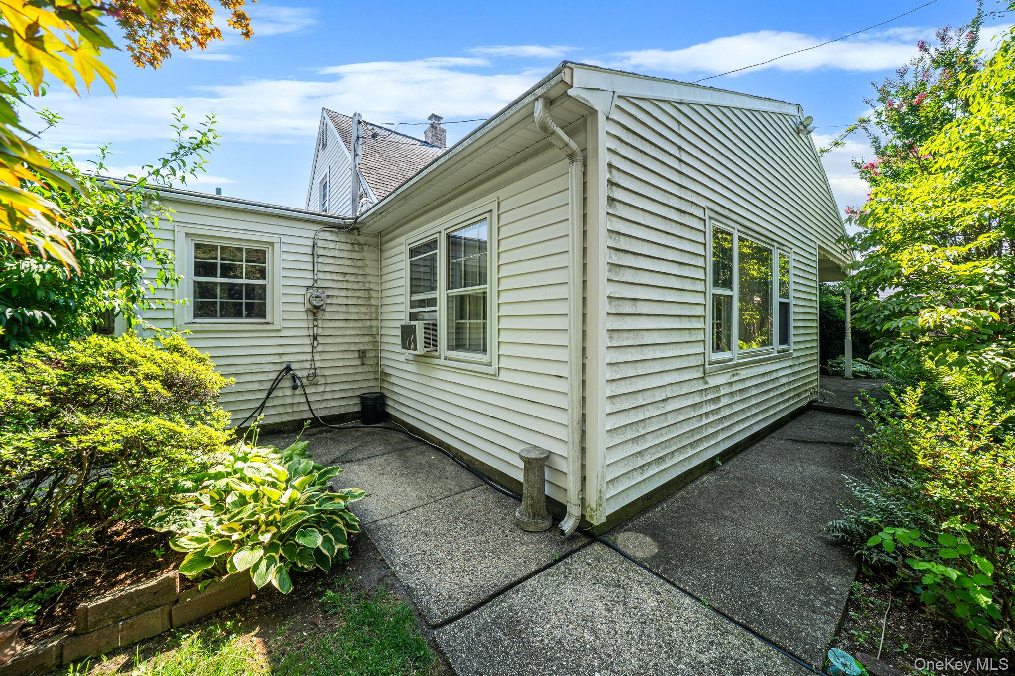 27 Old Farm Road – For Sale photo 4