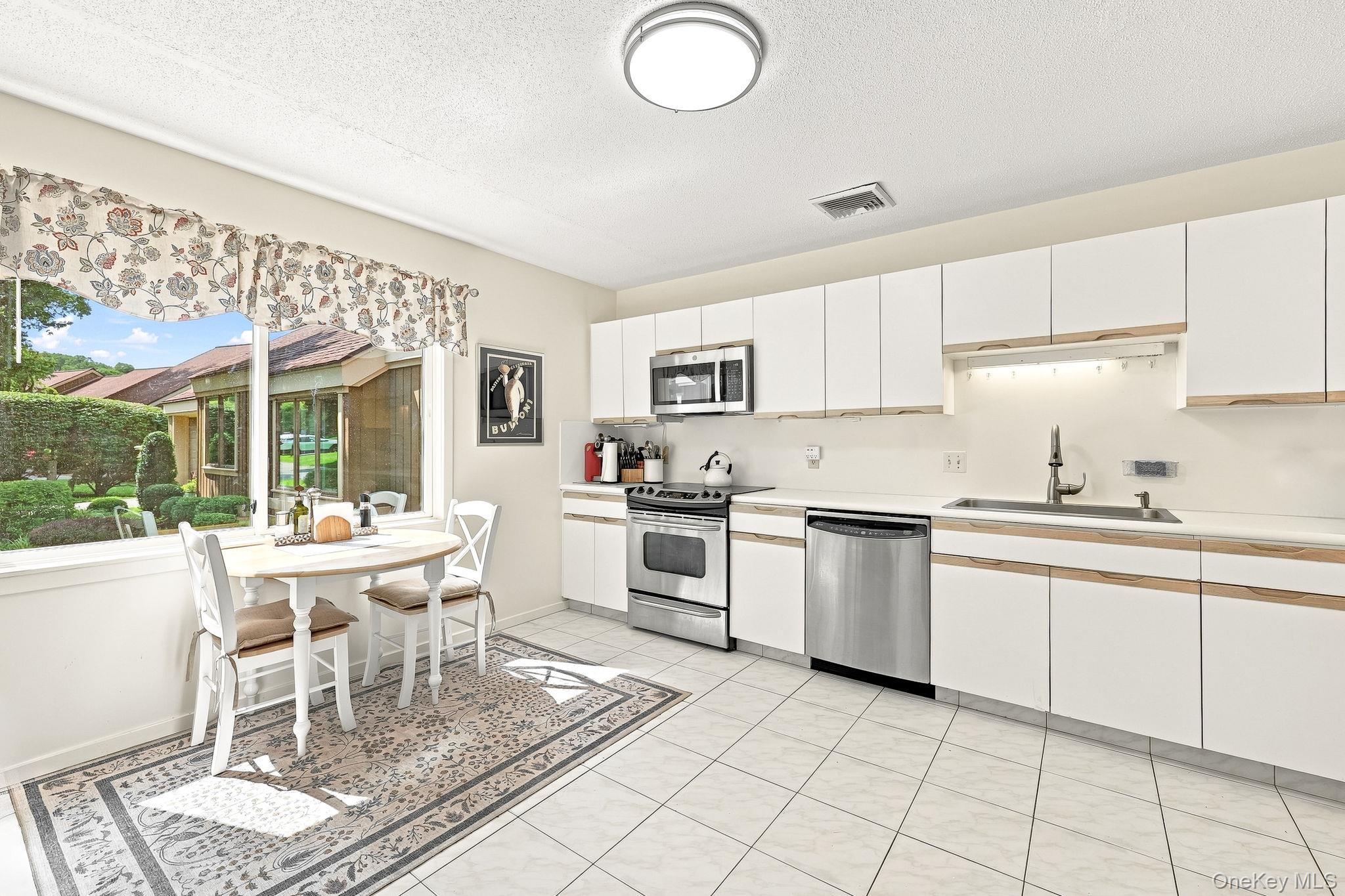590 Heritage Hills Hills, Unit B photo 8