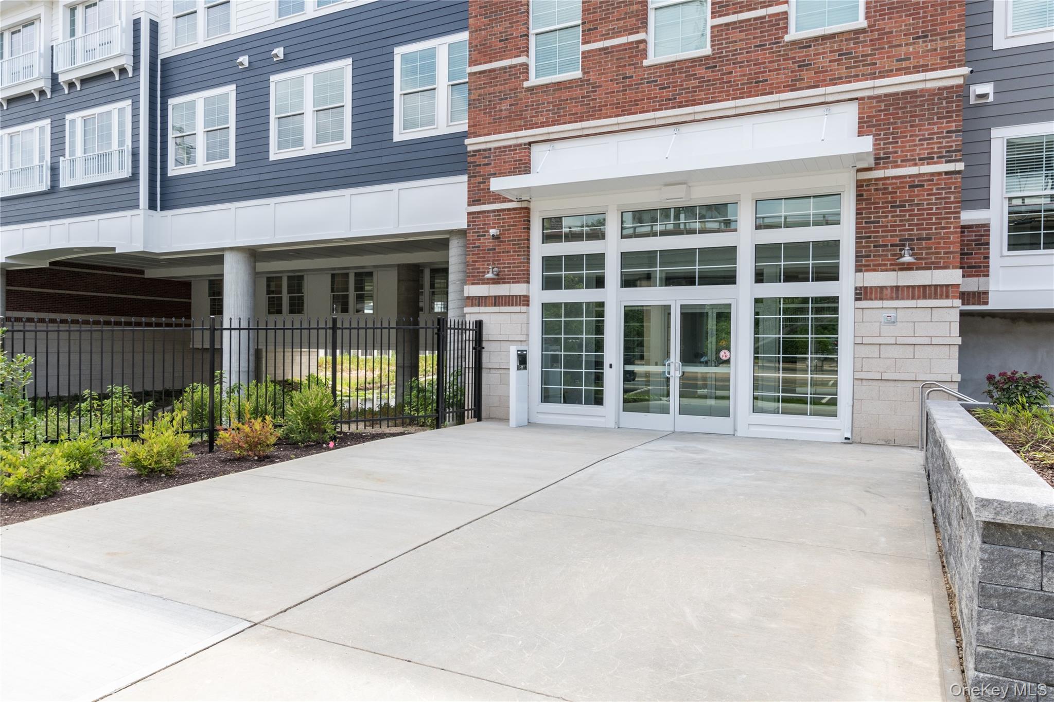 75 E Hoffman Avenue, Unit 2013 photo 2