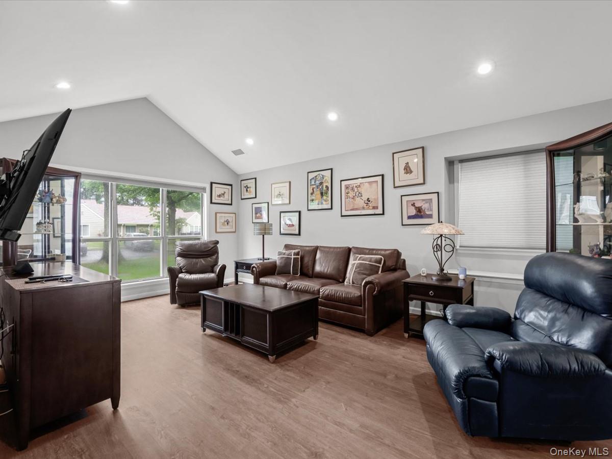 112 Dari Drive – For Sale photo 4