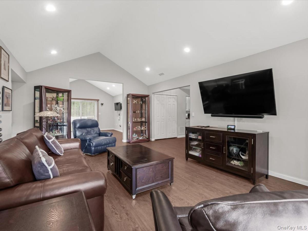 112 Dari Drive – For Sale photo 5