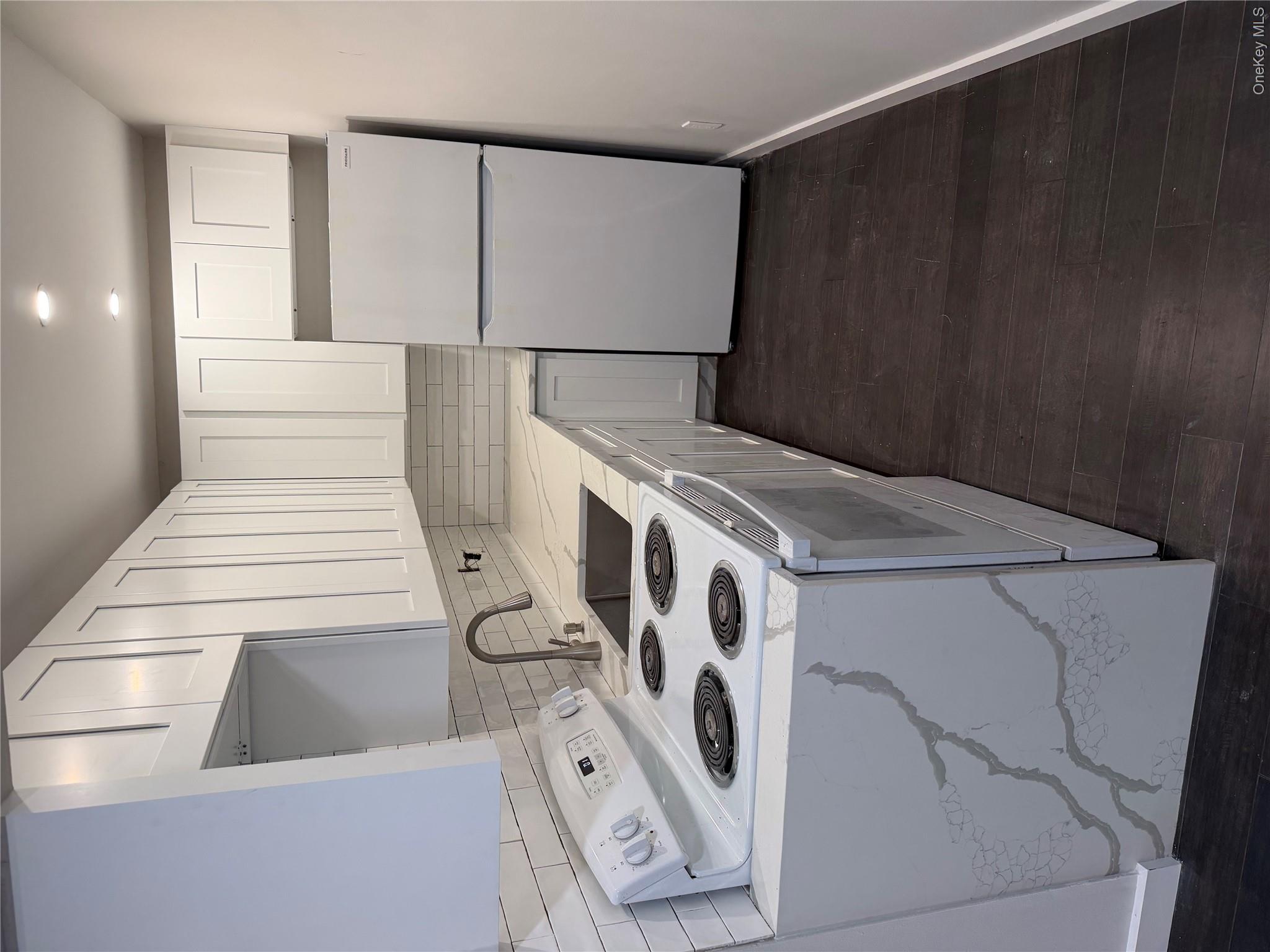 99-105 W Hoffman Avenue, Unit Apt B photo 2
