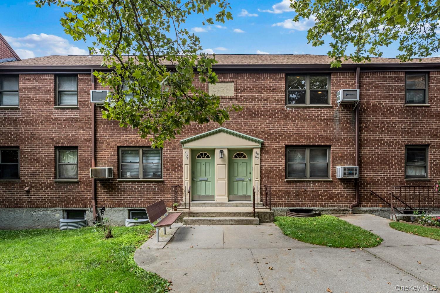58 09 246th Crescent, Unit upper unit