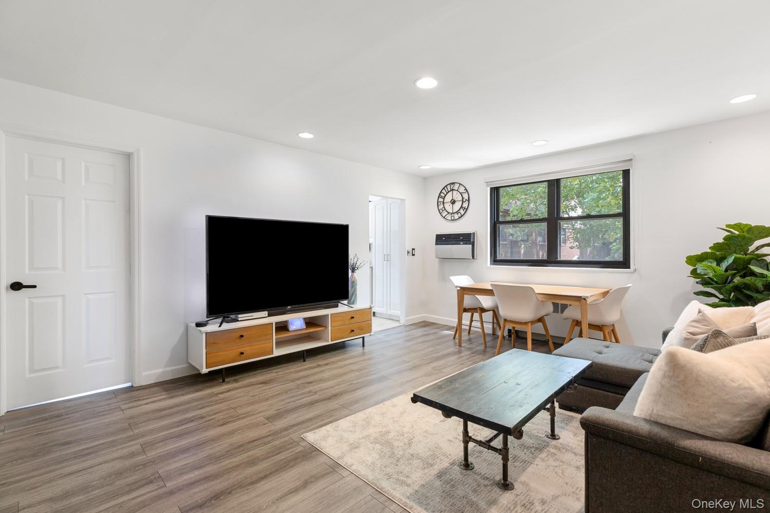 58 09 246th Crescent, Unit upper unit photo 4