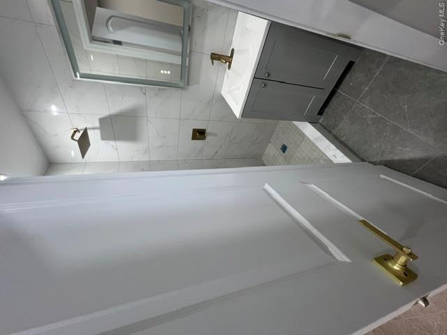 2524 Tenbroeck Avenue – For Rent photo 6