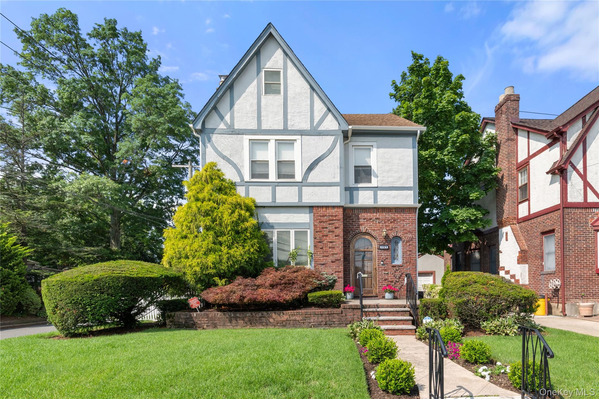 381 Woodmere Boulevard – For Sale photo 2