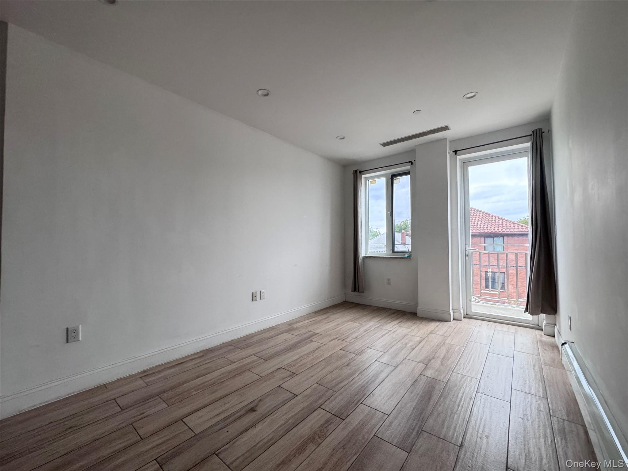 136-20 Booth Memorial Avenue, Unit 3A photo 2