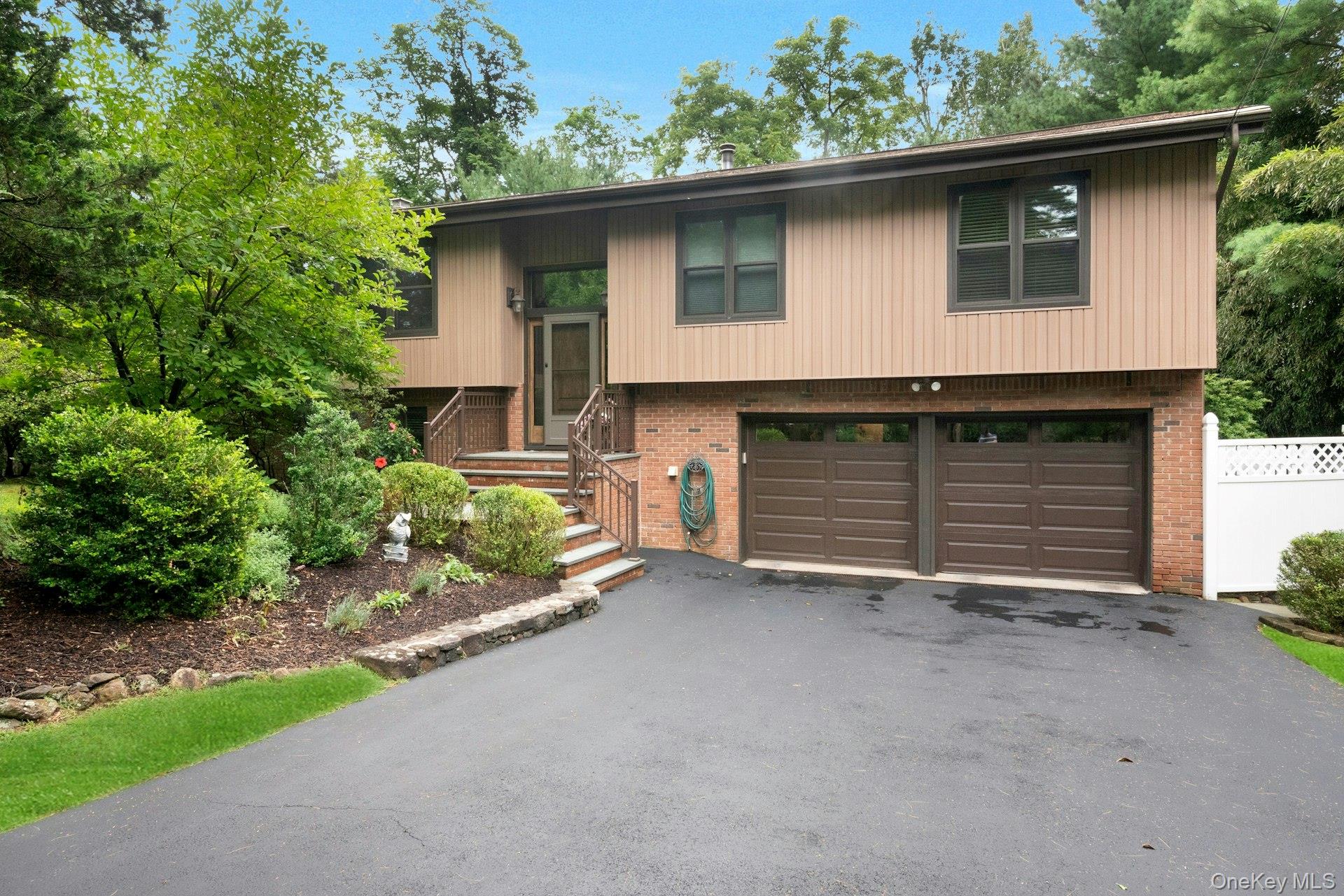 2 Lakeview Avenue W – For Sale