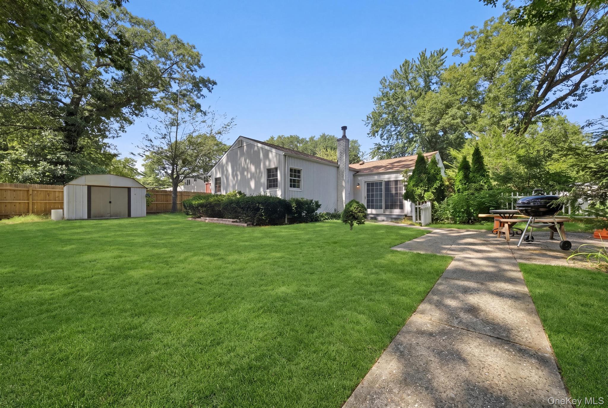 8 Dee place – For Sale photo 2
