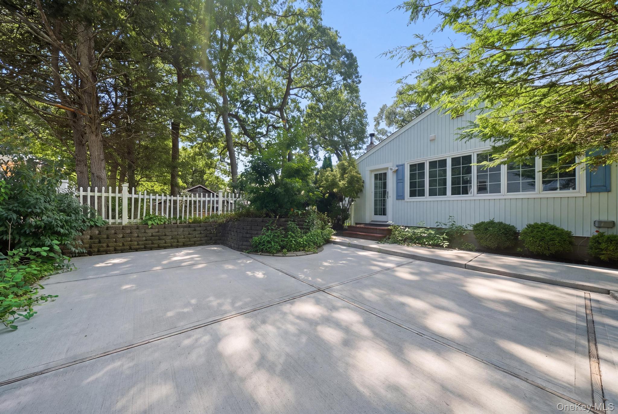 8 Dee place – For Sale photo 4