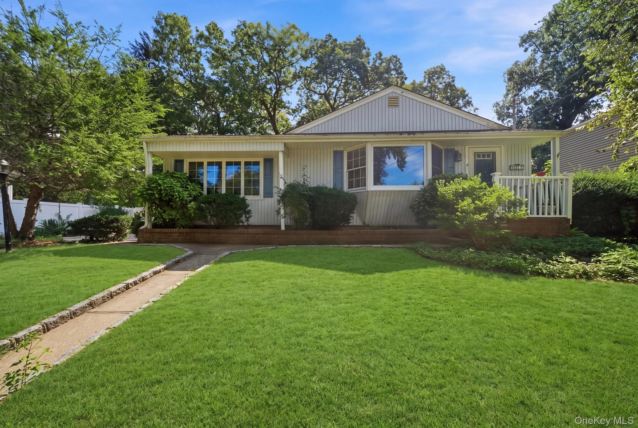 8 Dee place – For Sale