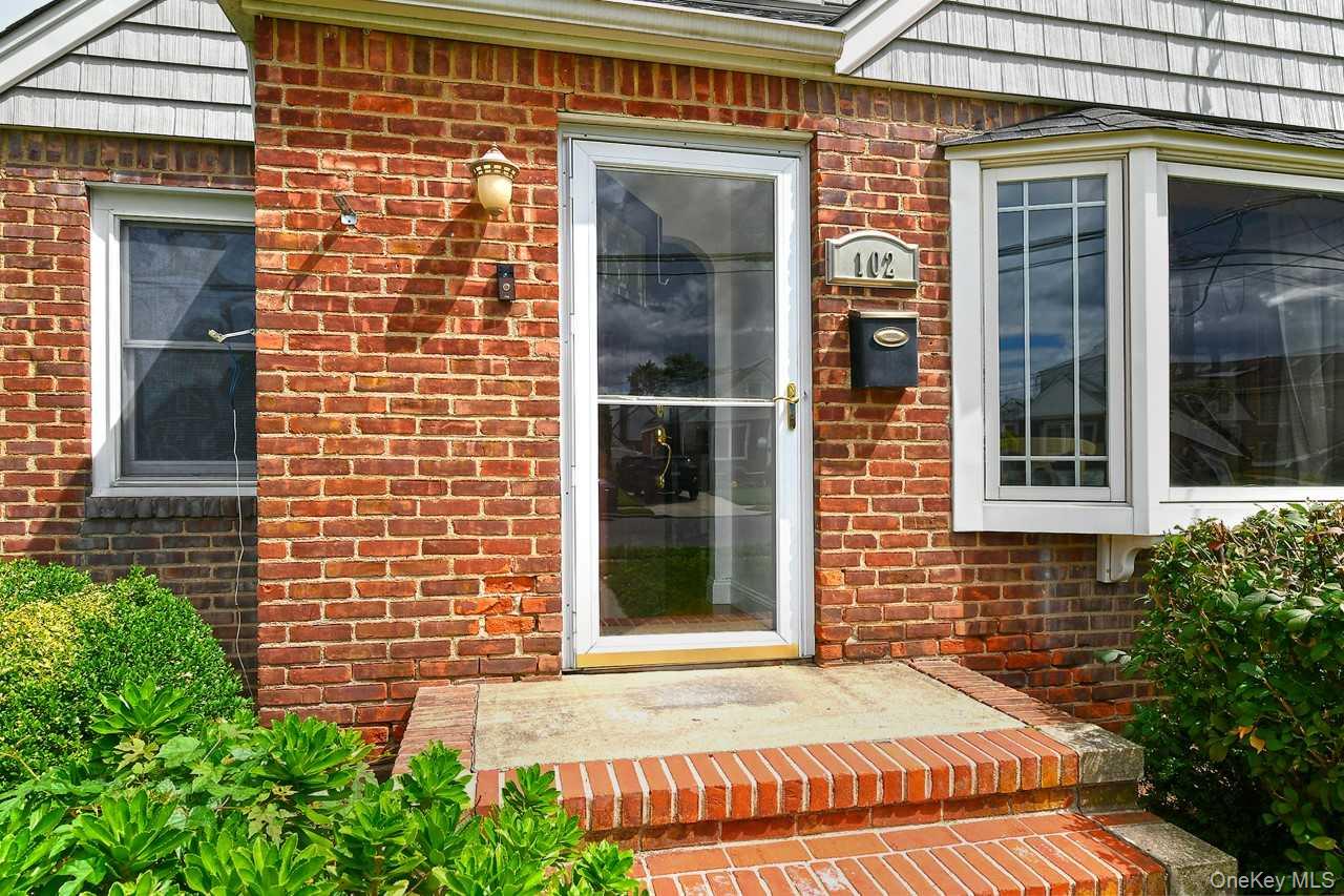 102 Roxbury Road – For Sale photo 4