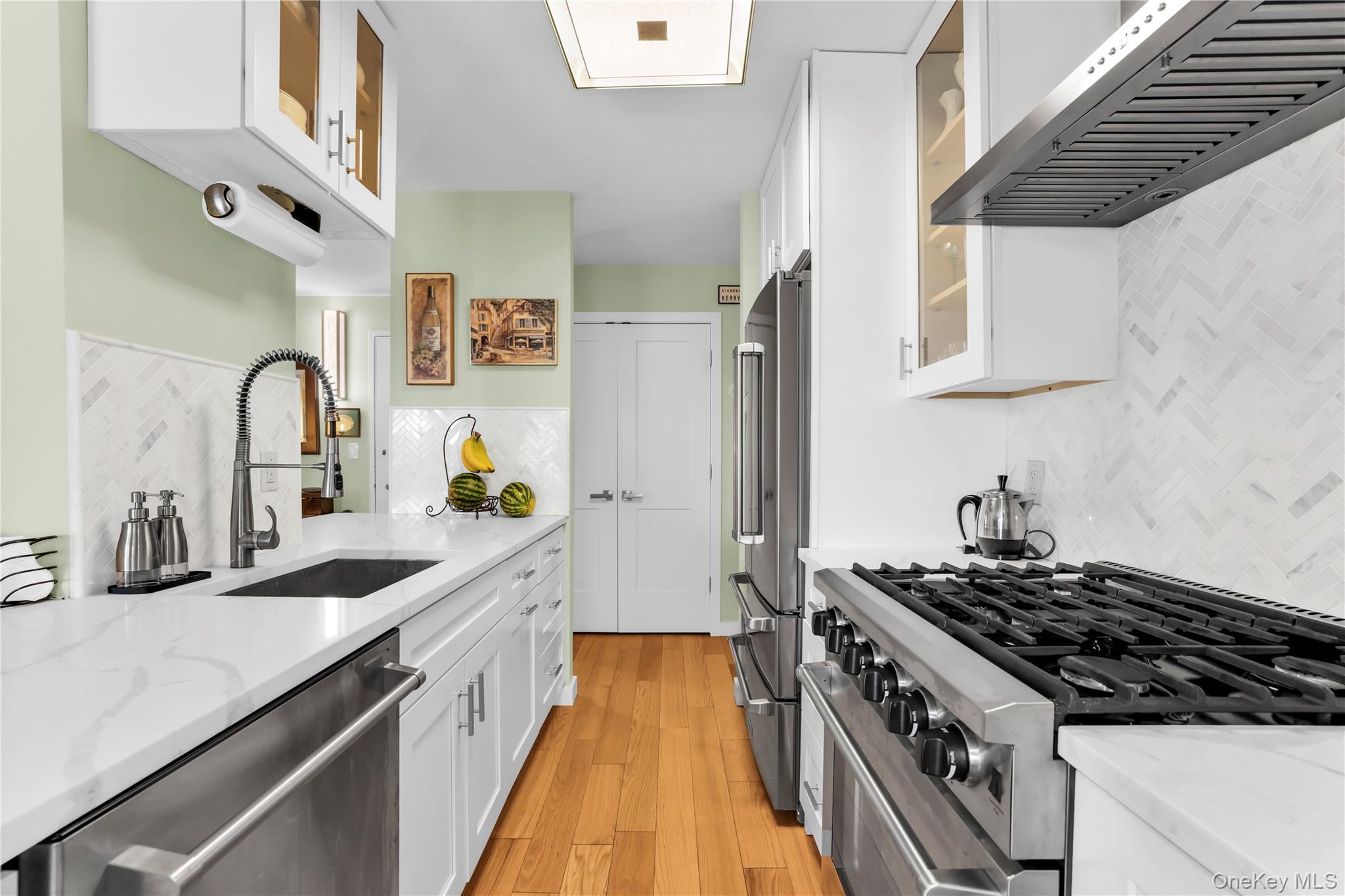 1085 Warburton Avenue, Unit 210 photo 29
