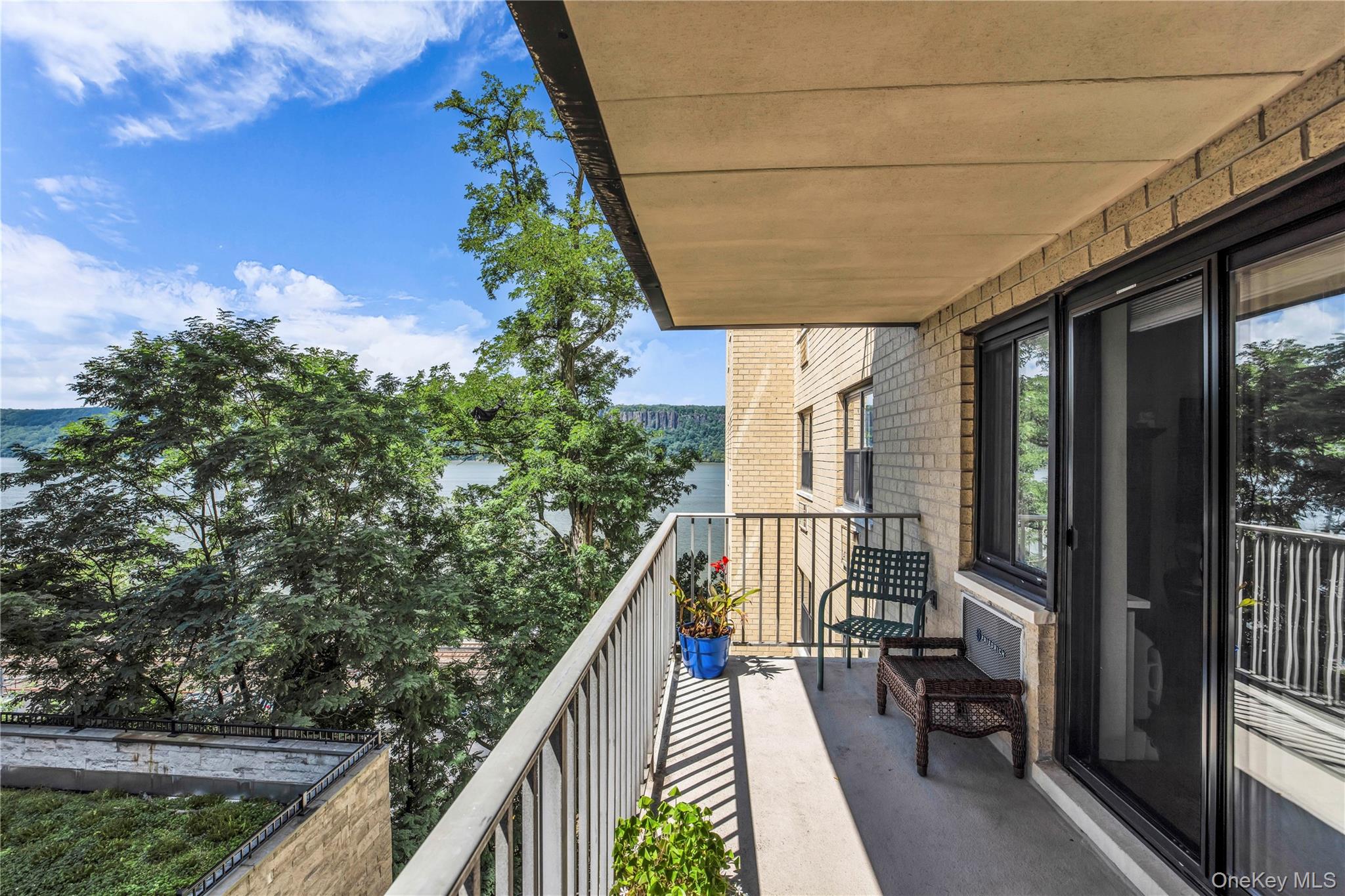 1085 Warburton Avenue, Unit 210 photo 35